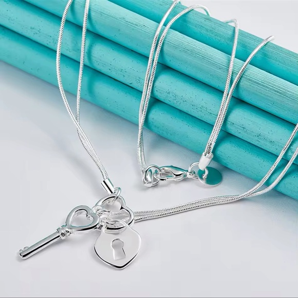 ◾️925 Sterling Silver Heart Shaped Key Lock Necklace - Picture 3 of 10